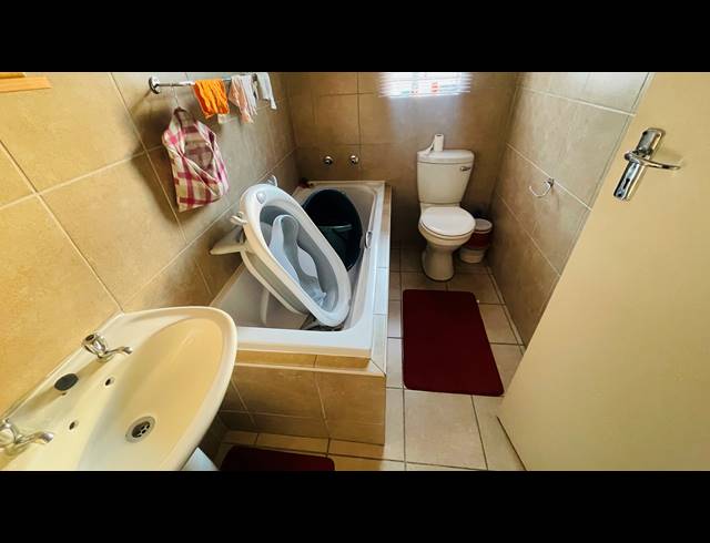 3 BEDROOM FREEHOLD FOR SALE IN THATCH HILL ESTATE